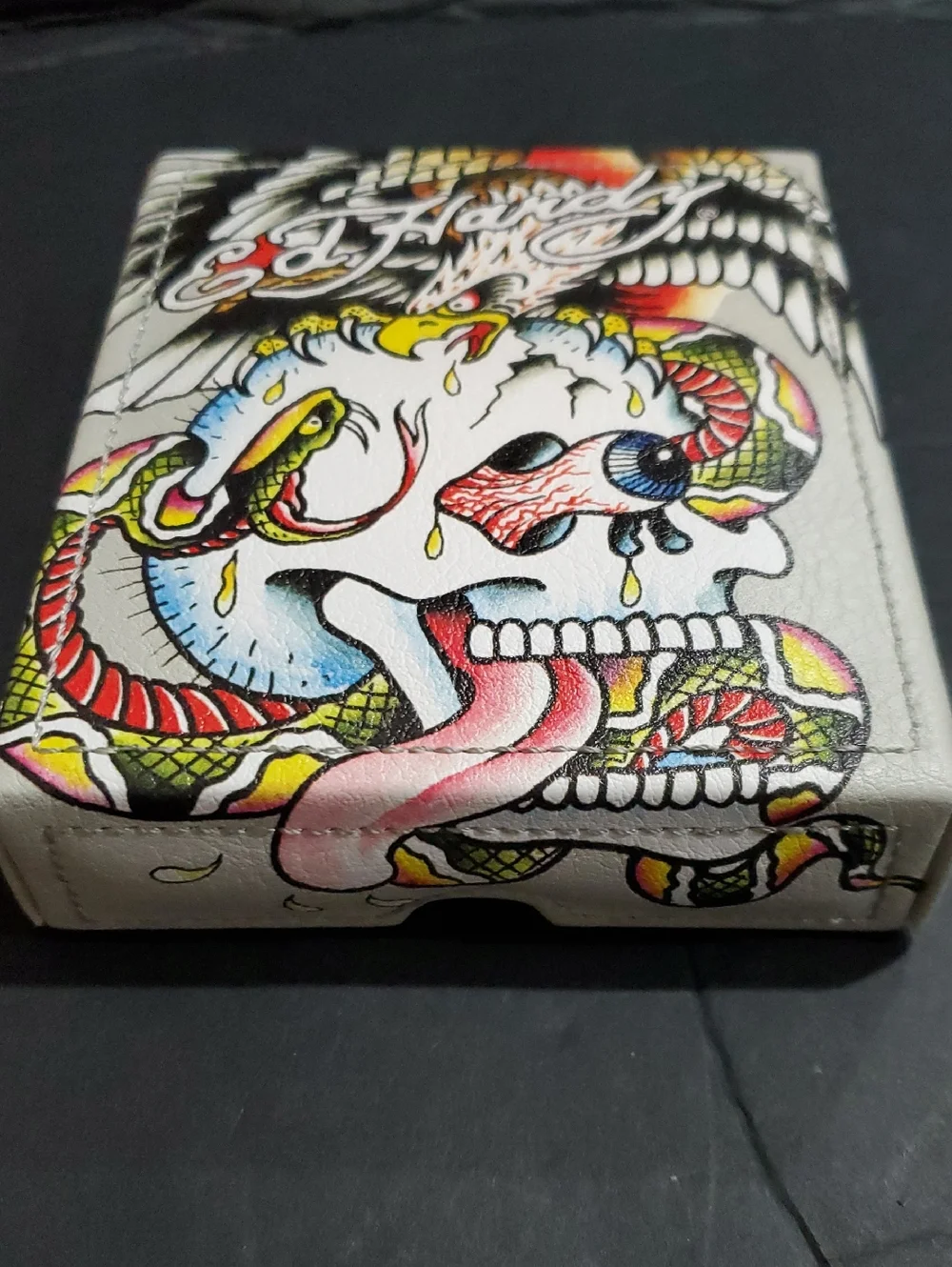 Ed Hardy white bifold wallet with Ed hardy‎ graphic pu covered padded valet tray